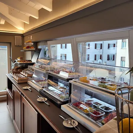 Sempione Boutique 4* סטרסה